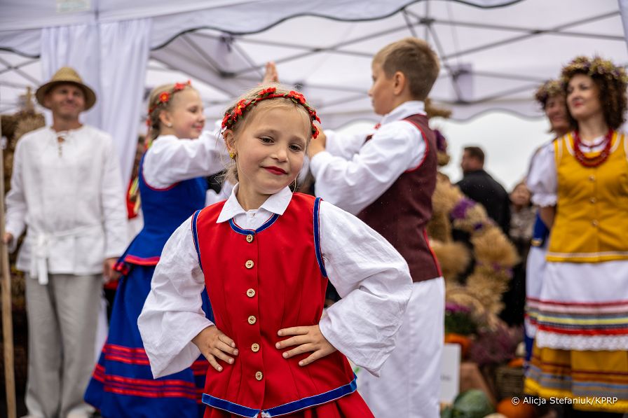 029_Prezydentowa_Marta_Nawrocka_Konkurs_najladniejszy_wieniec_dozynkowy _20260912_AS214050.jpg