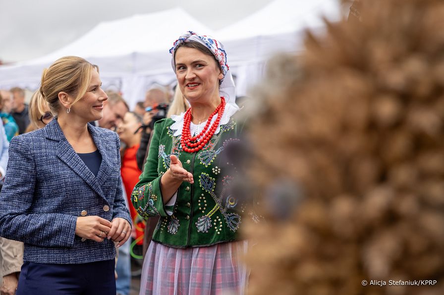 023_Prezydentowa_Marta_Nawrocka_Konkurs_najladniejszy_wieniec_dozynkowy _20260912_AS213394.jpg