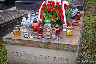 002_Wieniec_na_grobie_Stanislaw_Lem_105_rocznica_urodzin_20260912_20260912_093204.jpg