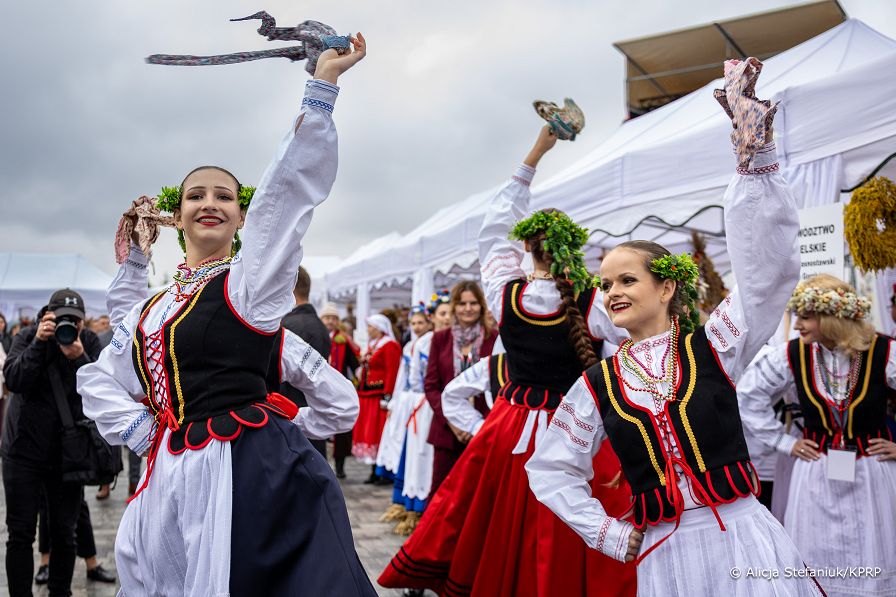 013_Prezydentowa_Marta_Nawrocka_Konkurs_najladniejszy_wieniec_dozynkowy _20260912_AS212249.jpg