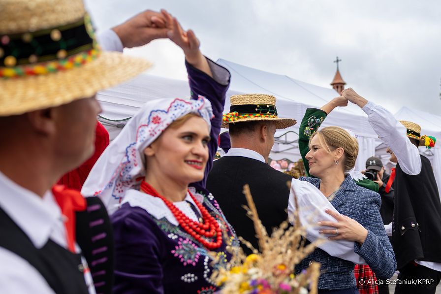 020_Prezydentowa_Marta_Nawrocka_Konkurs_najladniejszy_wieniec_dozynkowy _20260912_AS213068.jpg