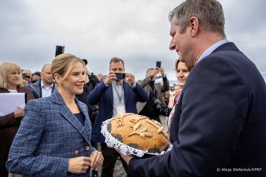 014_Prezydentowa_Marta_Nawrocka_Konkurs_najladniejszy_wieniec_dozynkowy _20260912_AS212368.jpg