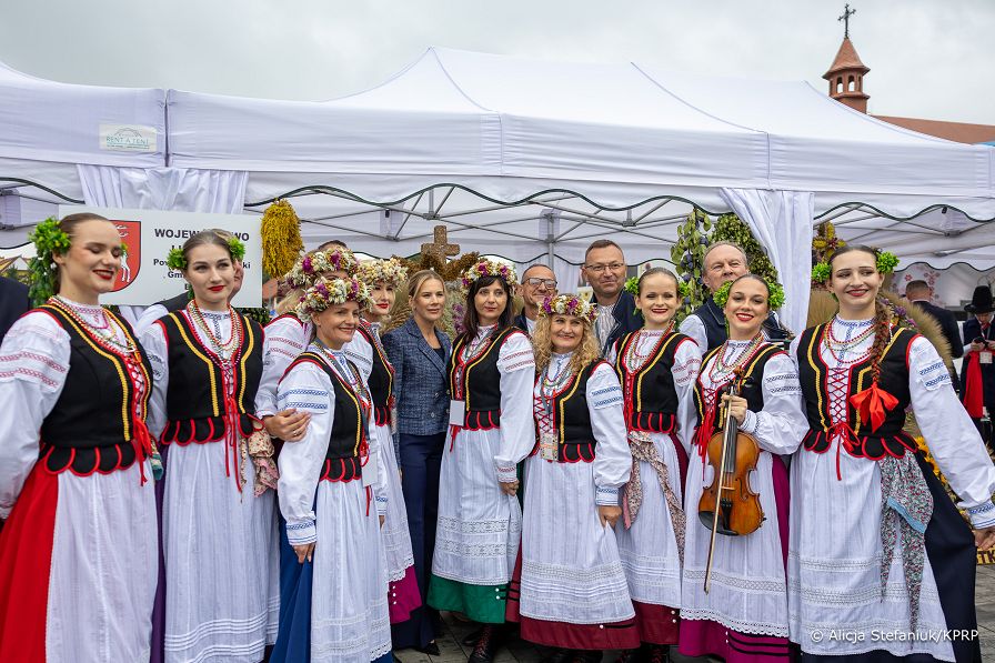 018_Prezydentowa_Marta_Nawrocka_Konkurs_najladniejszy_wieniec_dozynkowy _20260912_AS212453.jpg