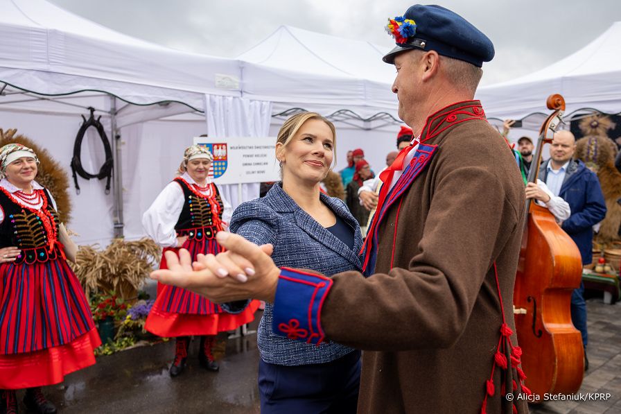 028_Prezydentowa_Marta_Nawrocka_Konkurs_najladniejszy_wieniec_dozynkowy _20260912_AS213668.jpg
