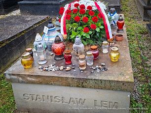 001_Wieniec_na_grobie_Stanislaw_Lem_105_rocznica_urodzin_20260912_20260912_093138.jpg