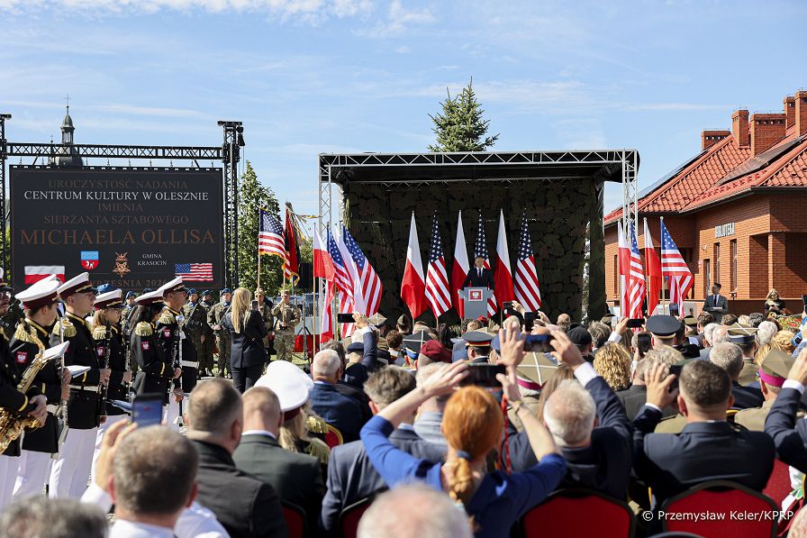 12_Karol_Nawrocki_nadanie_Centrum_Kultury_imienia_Sierzanta_Sztobowego_MIchaela_Ollisa_20260916_PK1_0256.jpg