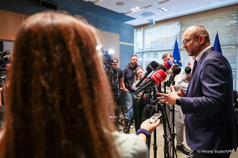 003_Minister_Marcin_Przydacz_briefing_wylot_USA_20260918_MWB18832.jpg