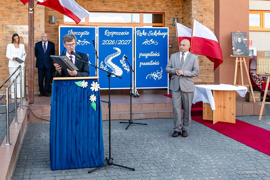 002_Doradca_Dariusz_Dudek_nadanie_imienia_siostry_Anieli_Siwy_szkole_podstawowej_Wolka_Grodziska_20260902_12.jpg
