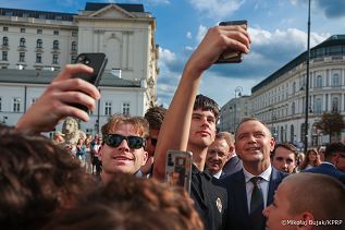 013_Prezydent Karol Nawrkic_Wypowiedź dla mediów przed Pałacem Prezydenckim_MWB19397.jpg.JPG