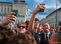 013_Prezydent Karol Nawrkic_Wypowiedź dla mediów przed Pałacem Prezydenckim_MWB19397.jpg.JPG