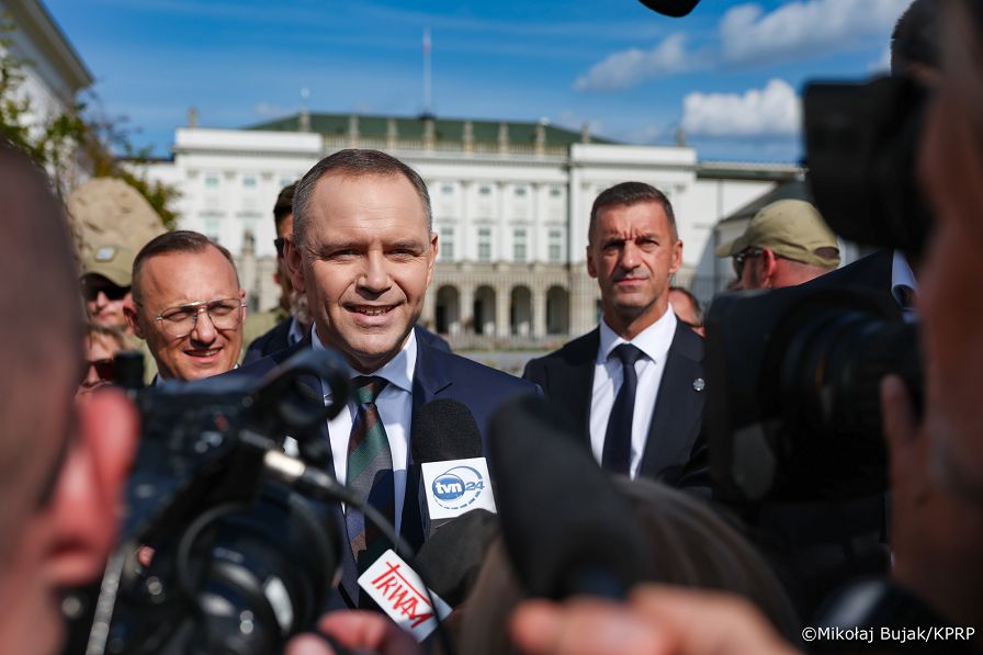 003_Prezydent Karol Nawrkic_Wypowiedź dla mediów przed Pałacem Prezydenckim_MWB17919.jpg.JPG