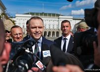003_Prezydent Karol Nawrkic_Wypowiedź dla mediów przed Pałacem Prezydenckim_MWB17919.jpg.JPG
