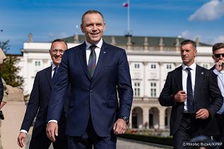 002_Prezydent Karol Nawrkic_Wypowiedź dla mediów przed Pałacem Prezydenckim_MWB27906.jpg.JPG