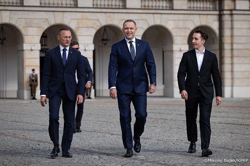 001_Prezydent Karol Nawrkic_Wypowiedź dla mediów przed Pałacem Prezydenckim_MWB27859.jpg.JPG