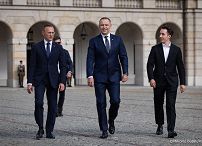 001_Prezydent Karol Nawrkic_Wypowiedź dla mediów przed Pałacem Prezydenckim_MWB27859.jpg.JPG
