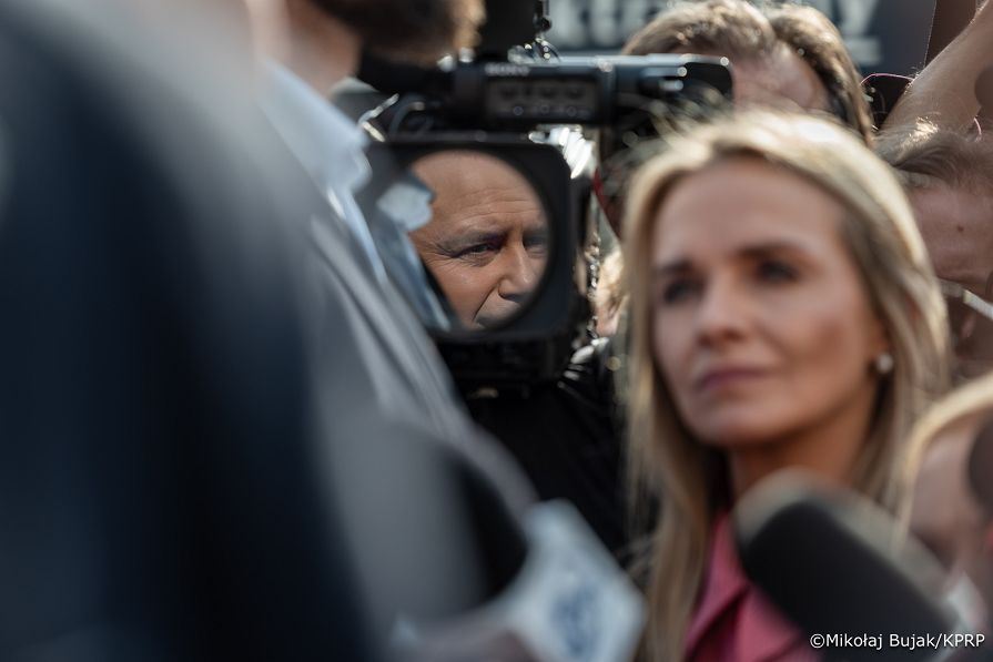 009_Prezydent Karol Nawrkic_Wypowiedź dla mediów przed Pałacem Prezydenckim_MWB27947.jpg.JPG