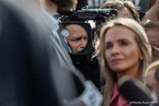 009_Prezydent Karol Nawrkic_Wypowiedź dla mediów przed Pałacem Prezydenckim_MWB27947.jpg.JPG