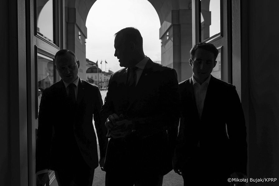 018_Prezydent Karol Nawrkic_Wypowiedź dla mediów przed Pałacem Prezydenckim_MWB19860.jpg.JPG