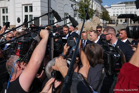 004_Prezydent Karol Nawrkic_Wypowiedź dla mediów przed Pałacem Prezydenckim_MWB18084.jpg.JPG