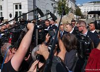 004_Prezydent Karol Nawrkic_Wypowiedź dla mediów przed Pałacem Prezydenckim_MWB18084.jpg.JPG