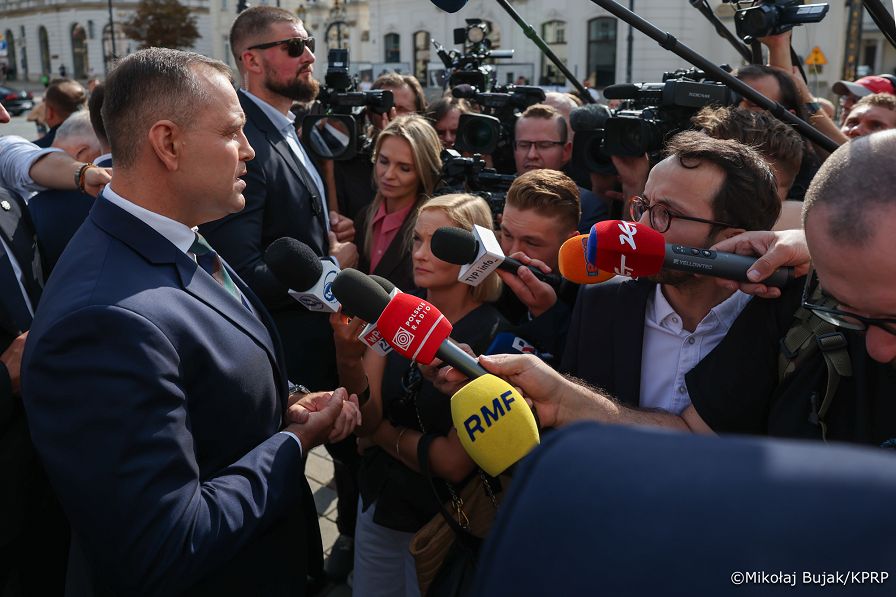 008_Prezydent Karol Nawrkic_Wypowiedź dla mediów przed Pałacem Prezydenckim_MWB18517.jpg.JPG