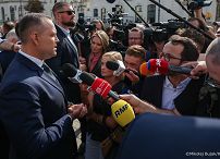 008_Prezydent Karol Nawrkic_Wypowiedź dla mediów przed Pałacem Prezydenckim_MWB18517.jpg.JPG