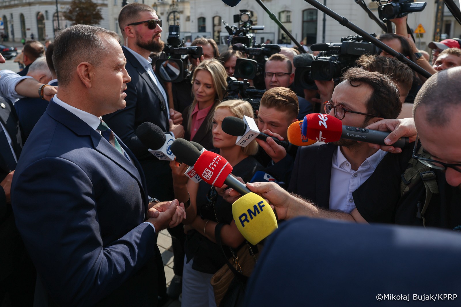 008_Prezydent Karol Nawrkic_Wypowiedź dla mediów przed Pałacem Prezydenckim_MWB18517.jpg.JPG [828.44 KB]