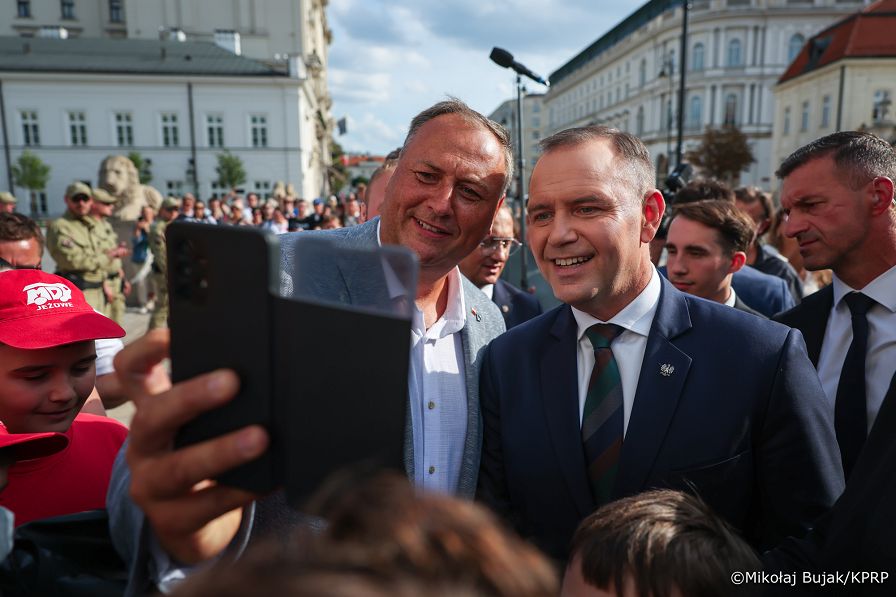 014_Prezydent Karol Nawrkic_Wypowiedź dla mediów przed Pałacem Prezydenckim_MWB19434.jpg.JPG