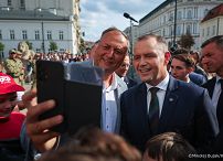 014_Prezydent Karol Nawrkic_Wypowiedź dla mediów przed Pałacem Prezydenckim_MWB19434.jpg.JPG