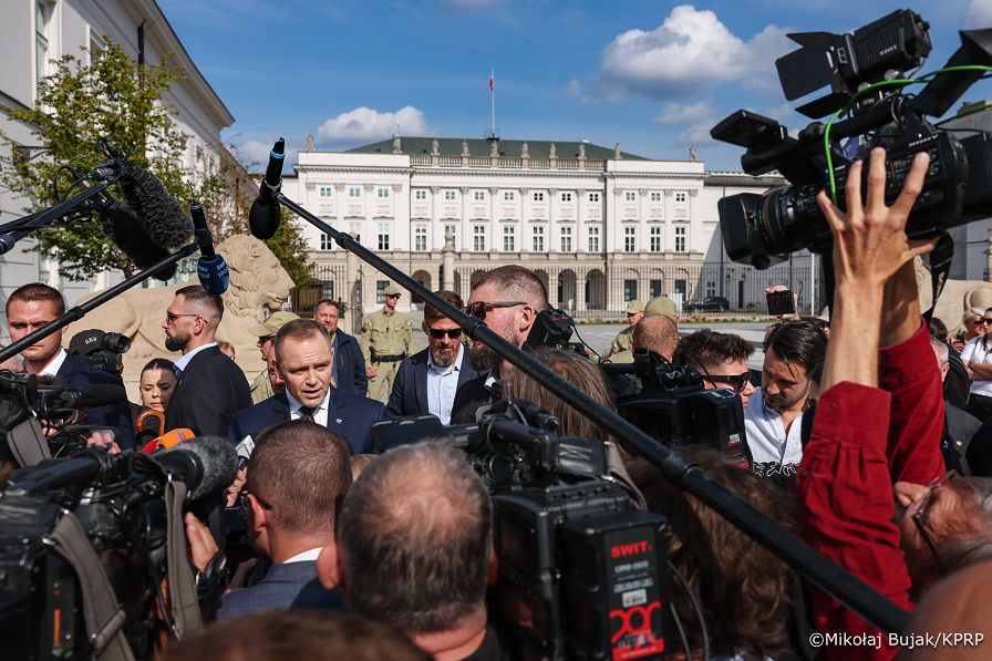007_Prezydent Karol Nawrkic_Wypowiedź dla mediów przed Pałacem Prezydenckim_MWB18232.jpg.JPG