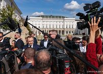 007_Prezydent Karol Nawrkic_Wypowiedź dla mediów przed Pałacem Prezydenckim_MWB18232.jpg.JPG
