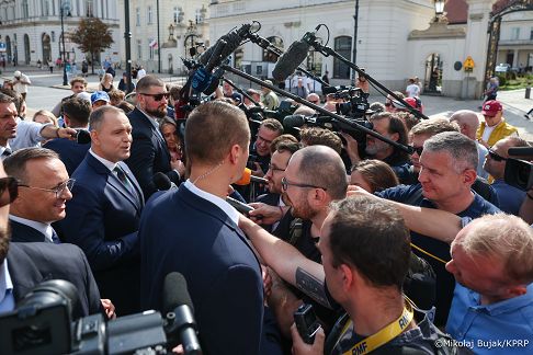006_Prezydent Karol Nawrkic_Wypowiedź dla mediów przed Pałacem Prezydenckim_MWB18191.jpg.JPG