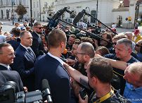 006_Prezydent Karol Nawrkic_Wypowiedź dla mediów przed Pałacem Prezydenckim_MWB18191.jpg.JPG