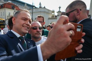 016_Prezydent Karol Nawrkic_Wypowiedź dla mediów przed Pałacem Prezydenckim_MWB19660.jpg.JPG