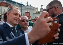 016_Prezydent Karol Nawrkic_Wypowiedź dla mediów przed Pałacem Prezydenckim_MWB19660.jpg.JPG