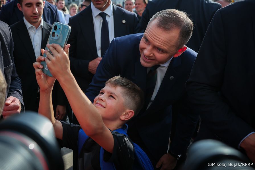 015_Prezydent Karol Nawrkic_Wypowiedź dla mediów przed Pałacem Prezydenckim_MWB19588.jpg.JPG