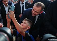 015_Prezydent Karol Nawrkic_Wypowiedź dla mediów przed Pałacem Prezydenckim_MWB19588.jpg.JPG