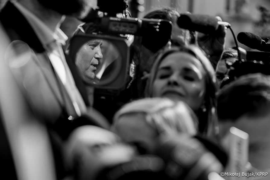 011_Prezydent Karol Nawrkic_Wypowiedź dla mediów przed Pałacem Prezydenckim_MWB27991.jpg.JPG