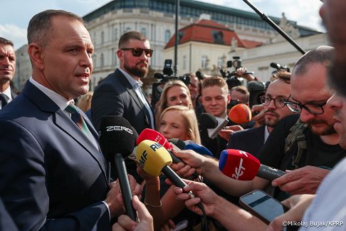 010_Prezydent Karol Nawrkic_Wypowiedź dla mediów przed Pałacem Prezydenckim_MWB18727.jpg.JPG