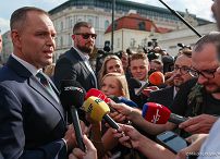 010_Prezydent Karol Nawrkic_Wypowiedź dla mediów przed Pałacem Prezydenckim_MWB18727.jpg.JPG