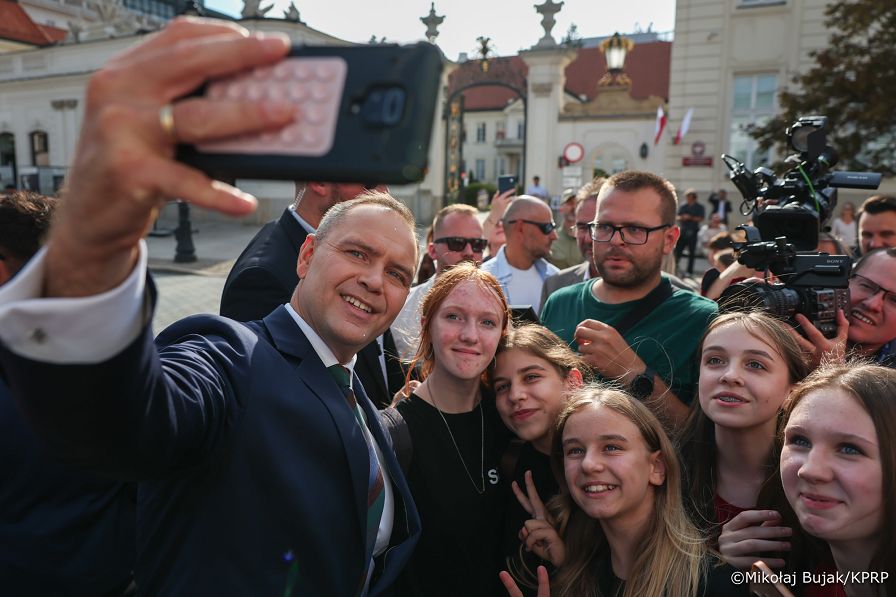 017_Prezydent Karol Nawrkic_Wypowiedź dla mediów przed Pałacem Prezydenckim_MWB19696.jpg.JPG