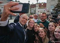 017_Prezydent Karol Nawrkic_Wypowiedź dla mediów przed Pałacem Prezydenckim_MWB19696.jpg.JPG