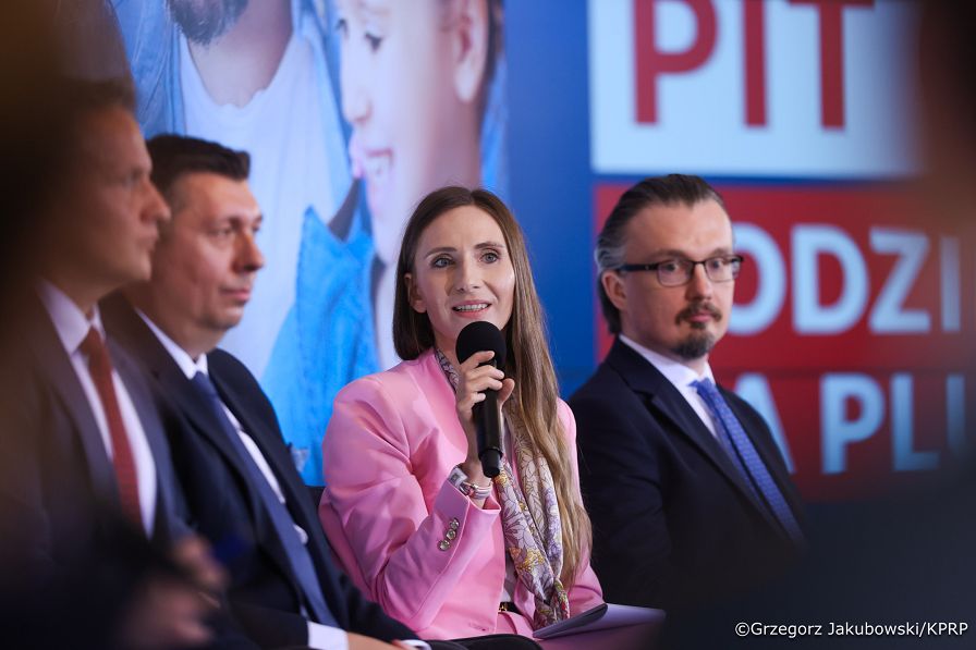 013_Konferencja wokół rozwiązań podatkowych dla rodzin_04-09-2026_GJB_3764.jpg.JPG