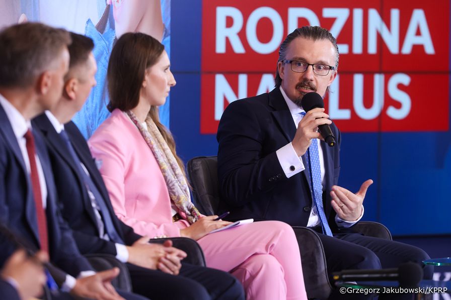 017_Konferencja wokół rozwiązań podatkowych dla rodzin_04-09-2026_GJB_3818.jpg.JPG