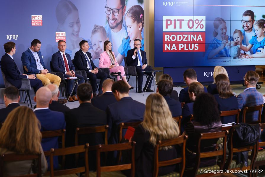 015_Konferencja wokół rozwiązań podatkowych dla rodzin_04-09-2026_GJB_3836.jpg.JPG