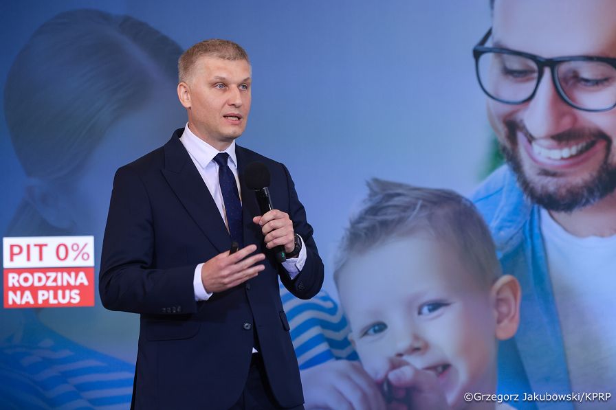 021_Konferencja wokół rozwiązań podatkowych dla rodzin_04-09-2026_GJB_9939.jpg.JPG