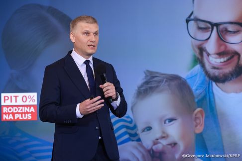 021_Konferencja wokół rozwiązań podatkowych dla rodzin_04-09-2026_GJB_9939.jpg.JPG